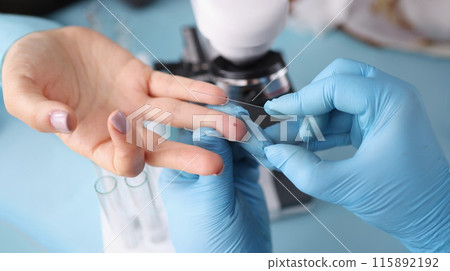 Taking a blood test for examination in patients 115892192