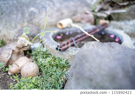 Suikinkutsu and ladle Suikinkutsu and ladle 115892421