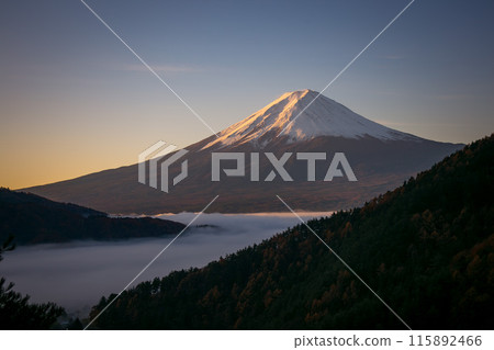 Mount Fuji and sea of clouds in the morning sun at Kanmuriyu⒦, horizontal composition Mount Fuji and sea of clouds in the morning sun at Kanmuriyu⒦, horizontal composition 115892466