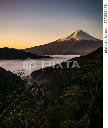 A spectacular view of snow-capped Mt. Fuji and the sea of clouds illuminated by the morning sun from Fujimi Bridge in the early morning 115892468
