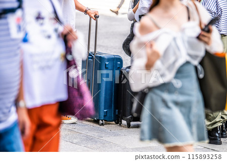 Tokyo cityscape in Japan Inbound tourism revives... Foreign tourists with suitcases can be seen = Ginza, Hokoten implementation day Tokyo cityscape in Japan Inbound tourism revives... Foreign tourists with suitcases can be seen = Ginza, Hokoten implementation day 115893258