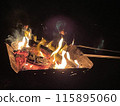 篝火上燃燒的火焰 115895060