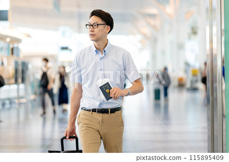 一名男子走過機場大廳 115895409