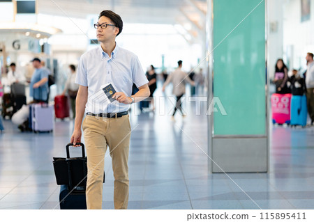 一名男子走過機場大廳 115895411