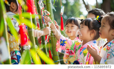 孩子們穿著浴衣和紙條過七夕節 115895972