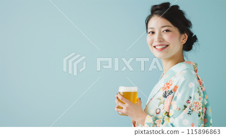 微笑的女人和啤酒 115896863