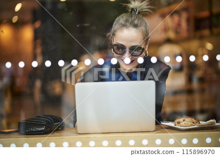 asian woman working in coffee shop 115896970