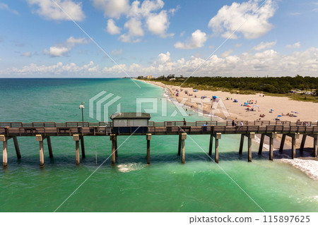 Bright ocean landscape at Venice fishing pier in Florida, USA. Popular vacation place in south 115897625