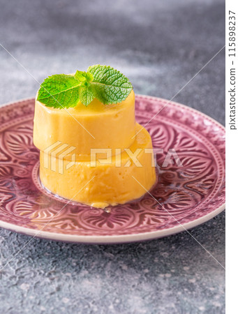Mango and cream jelly 115898237