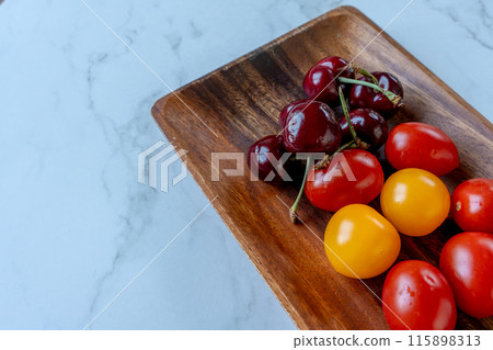明亮的櫻桃番茄和櫻桃 115898313
