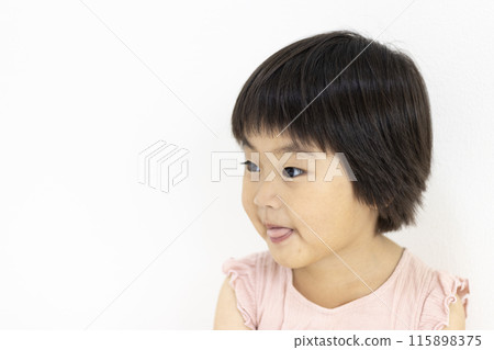 Profile of a short-haired girl sticking out her tongue (3 years old, Japanese) 115898375