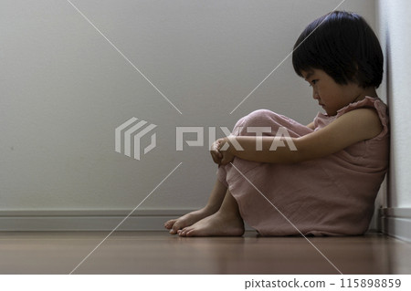 A girl feeling down in the corner of the room (3 years old, Japanese) 115898859