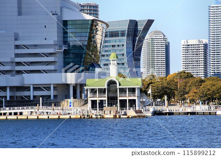Japan's first floating sea terminal... "Pukarisanbashi" at "Yokohama Minatomirai Sea Station" 115899212