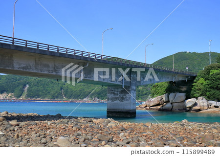 Shin-Kashiwajima Bridge connects Kashiwajima and the mainland of Shikoku in early summer (Otsuki Town, Kochi Prefecture) 115899489