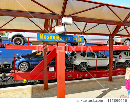 運送新車的特殊貨運列車，Moshon Majarovar，Gyor Moshon Sopron，匈牙利 115899636
