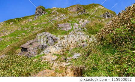 The steep climb up the Nishikuro Ridge of Mount Tanigawa in Gunma Prefecture 115900092