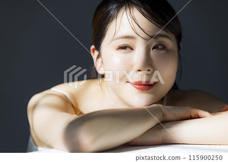 沐浴在陽光下的美女形象 115900250