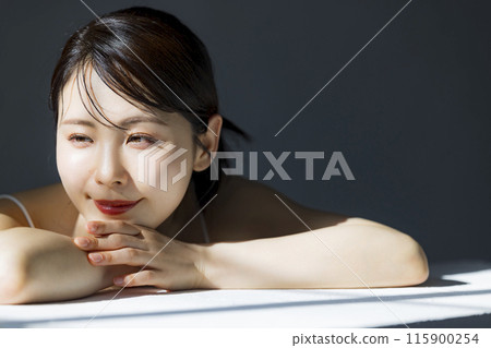 沐浴在陽光下的美女形象 115900254