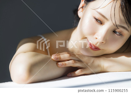 沐浴在陽光下的美女形象 沐浴在陽光下的美女形象 115900255