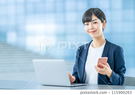 操作筆記型電腦的商務人士。 操作筆記型電腦的商務人士。 115900263