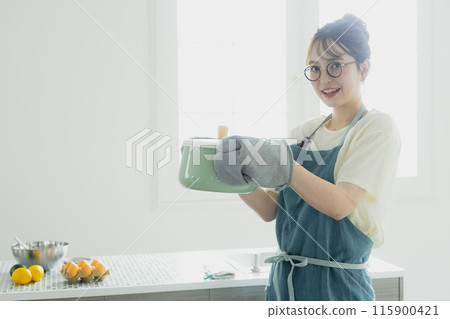 站在廚房裡的年輕女子 站在廚房裡的年輕女子 115900421