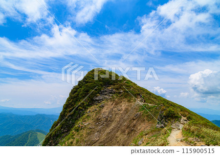Tomano-mimi, summit of Mt. Tanigawa in early summer, Gunma Prefecture Tomano-mimi, summit of Mt. Tanigawa in early summer, Gunma Prefecture 115900515