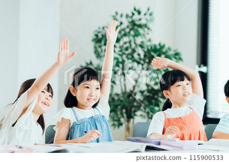 在補習班學習的小學生。 115900533