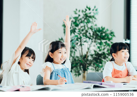 Elementary school students studying at a cram school. 115900536