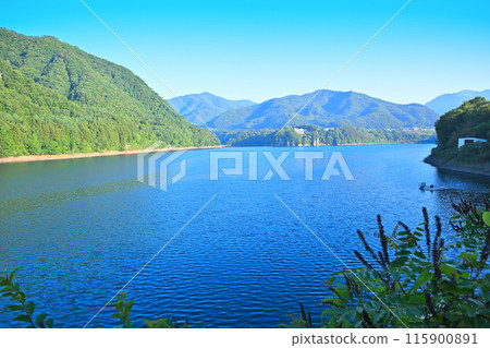 赤谷湖，湖上漂浮的小船，猿京，新鮮的綠色季節 115900891