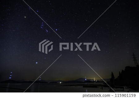 瀨戶內上升獵戶座的秋季星空 115901159