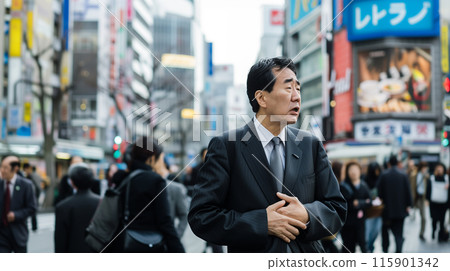 日本商人在城市街道上感到胃痛 115901342