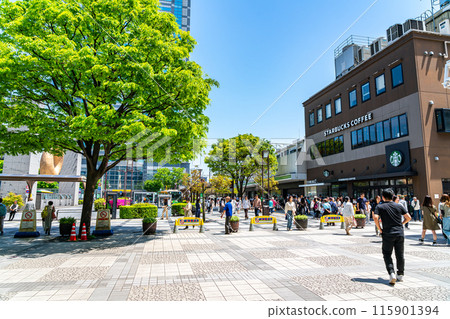 [Tokyo] The fresh greenery in front of Kinshicho Station 115901394