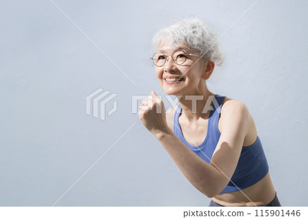 Upper body of an active senior making a start pose 115901446