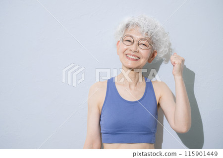 一種歡快活躍的高級拳頭姿勢,易於用於運動、鍛鍊和保持健康。 一種歡快活躍的高級拳頭姿勢,易於用於運動、鍛鍊和保持健康。 115901449