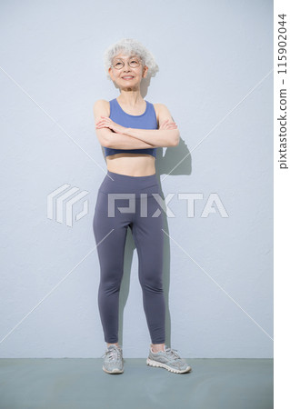 活躍的老年人(老年人)的全身,肌肉美麗,雙臂交叉,背景藍色(淺藍色),垂直 活躍的老年人(老年人)的全身,肌肉美麗,雙臂交叉,背景藍色(淺藍色),垂直 115902044