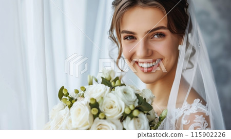 穿著婚紗的微笑的新娘 穿著婚紗的微笑的新娘 115902226