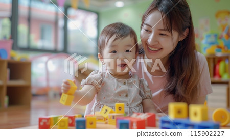 微笑的幼兒園老師帶著幼兒在色彩繽紛的幼兒園教室裡玩積木 115902227