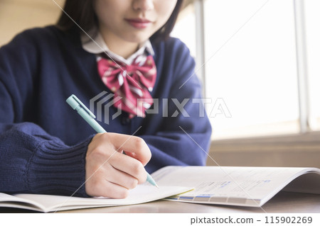 在教室學習的高中女孩 115902269