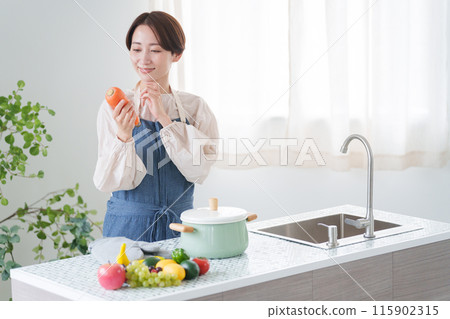 一個女人在廚房思考菜單（家事、家庭主婦、自己做飯） 115902315