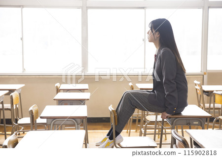 高中女孩獨自坐在教室的桌子 多樣性 115902818