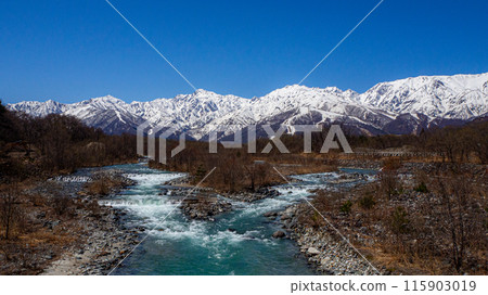 長野縣白馬村白雪皚皚的北阿爾卑斯山和松川 115903019