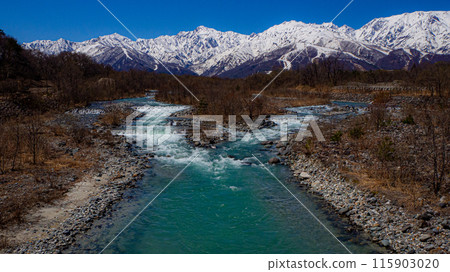 長野縣白馬村白雪皚皚的北阿爾卑斯山和松川 115903020