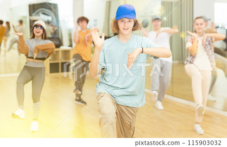 Teenage krump dancer dancing with teenagers in choreographic studio Teenage krump dancer dancing with teenagers in choreographic studio 115903032