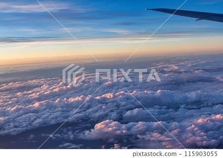 從飛機上看到的日落雲海 115903055