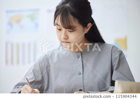 高中女生在預科學校上課 115904344