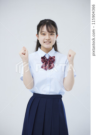 穿著夏季制服的高中女孩 穿著夏季制服的高中女孩 115904366