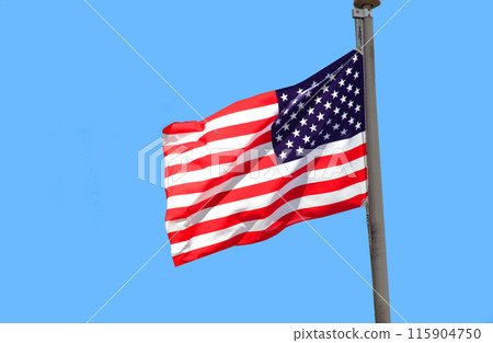 藍天下的美國國旗在風中飄揚 藍天下的美國國旗在風中飄揚 115904750