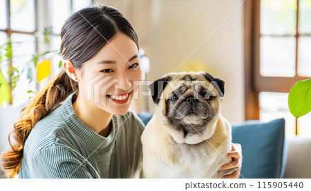哈巴狗/寵物狗和年輕女子 115905440