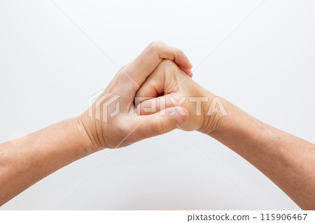 將左手手掌和右手拳頭放在一起 將左手手掌和右手拳頭放在一起 115906467