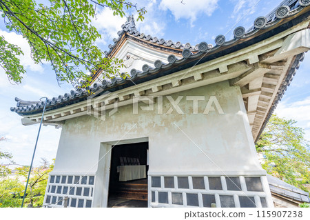 Shibata Castle, Honmaru Front Gate, National Important Cultural Property, with a tiled sea cucumber wall around the waist 115907238